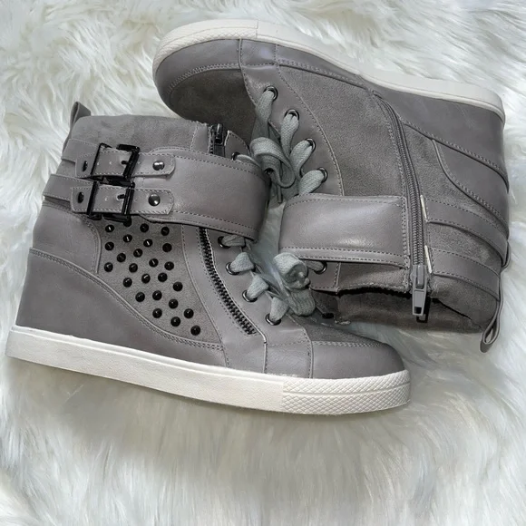 Stylish Gray High-Top Sneakers - Picture 1 of 7